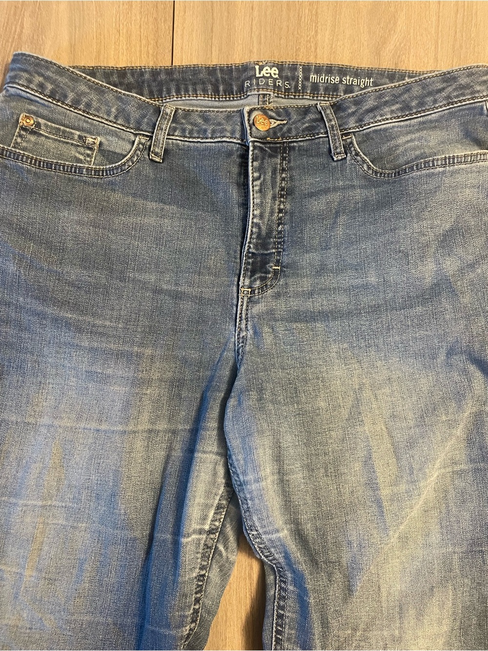 Lee Riders Women’s Size 16/18 Mid-Rise Straight Leg Jeans - Picture 2 of 5